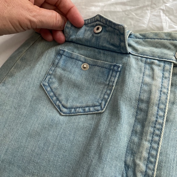 Topshop Jean skirt with front floral embroidered pockets with snaps. Size 6 - Picture 4 of 16